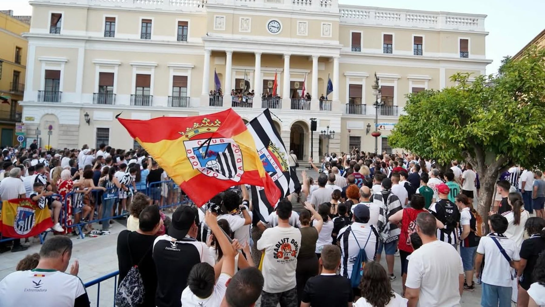 El tremendo zasca del CD Badajoz a la extrema izquierda que causa furor en las redes