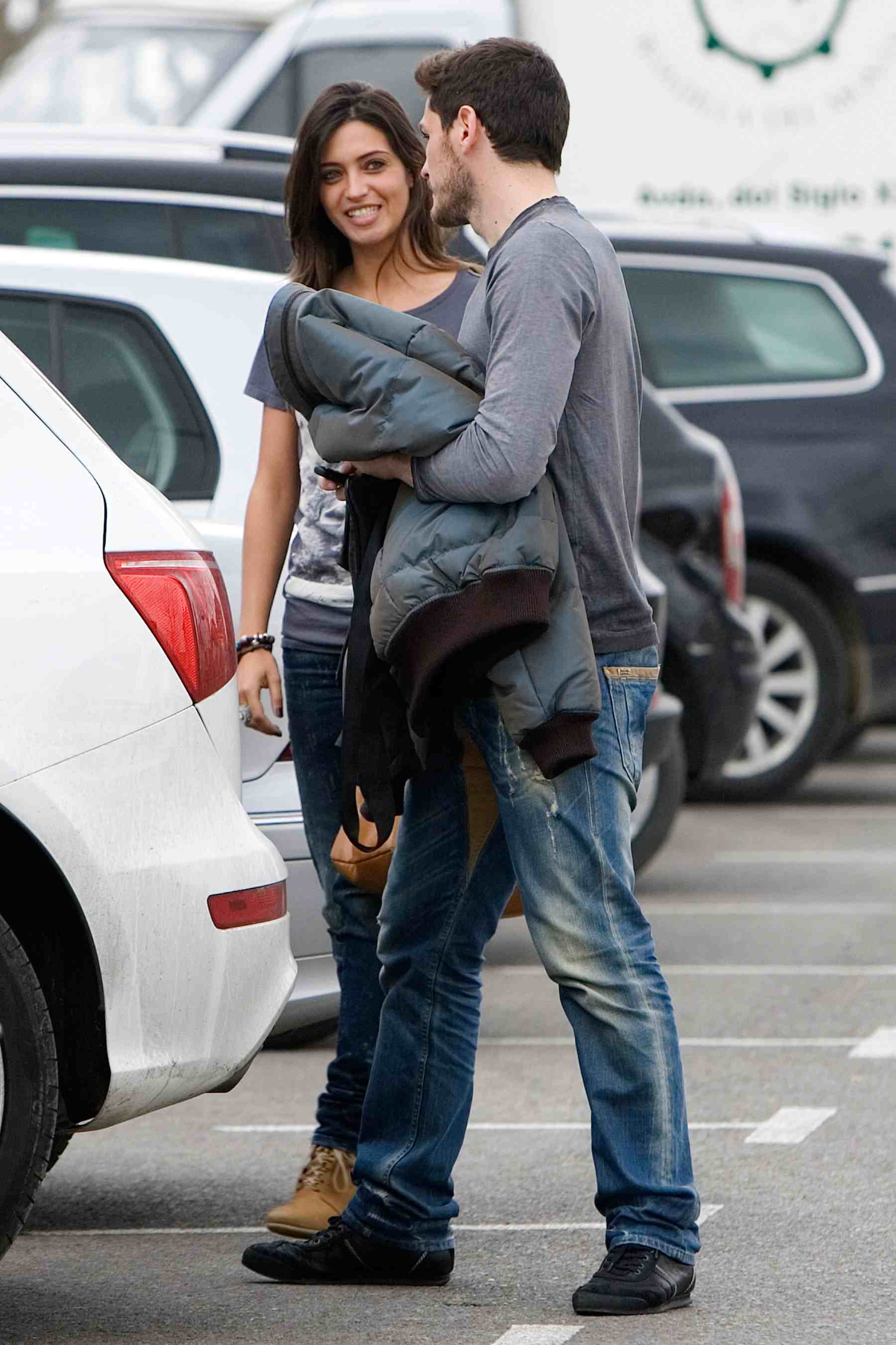 Sara Carbonero e Iker Casillas en el exterior de un supermercado. (Foto: Europa Press)