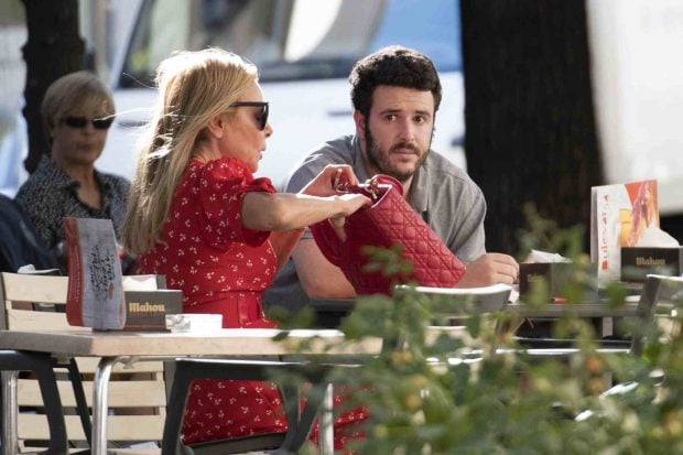 Ana Obregón y su hijo Aless en un terraza. (Foto: Europa Press)