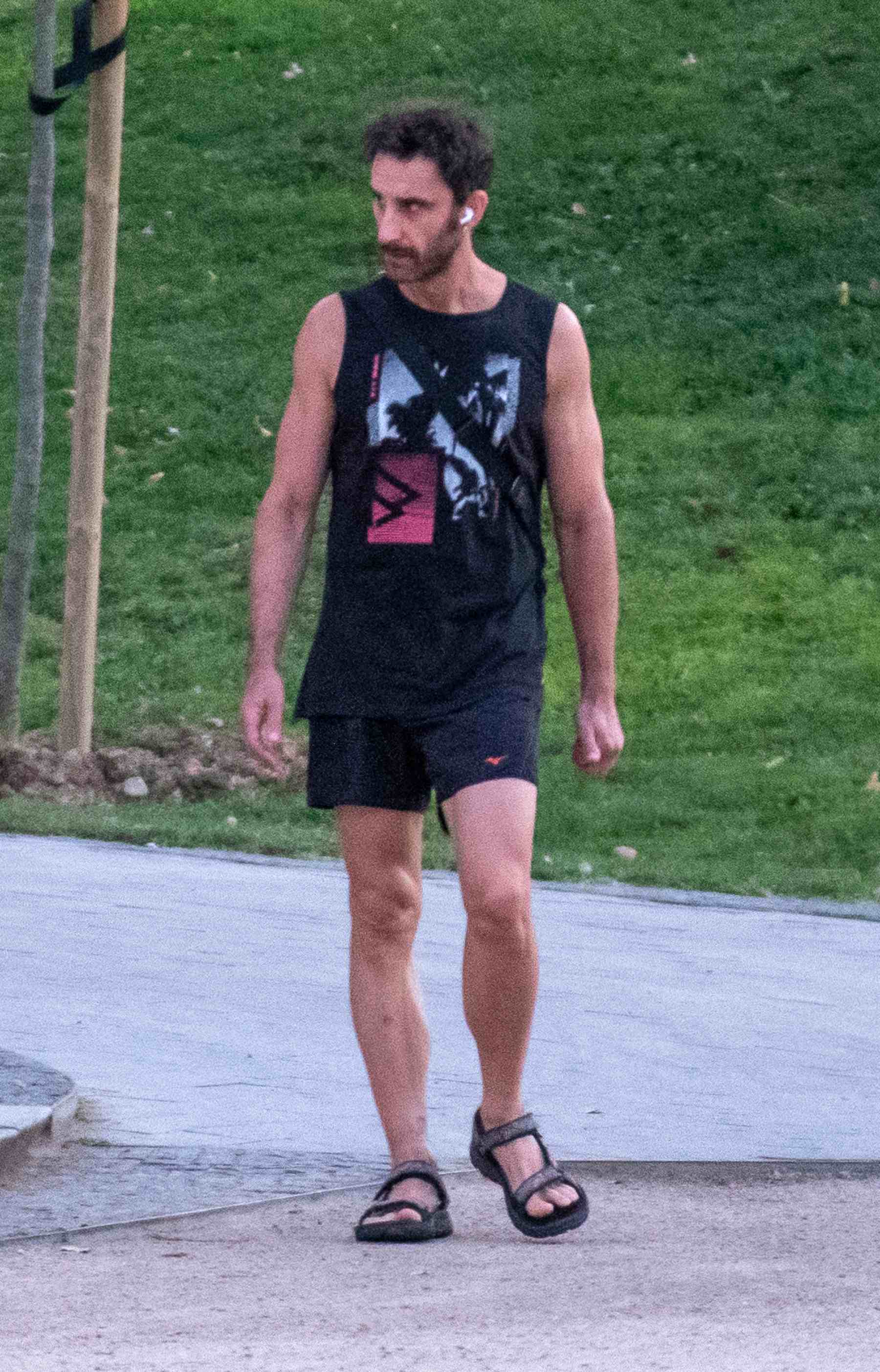 Dani Rovira por las calles de Madrid. (Foto: Europa Press)