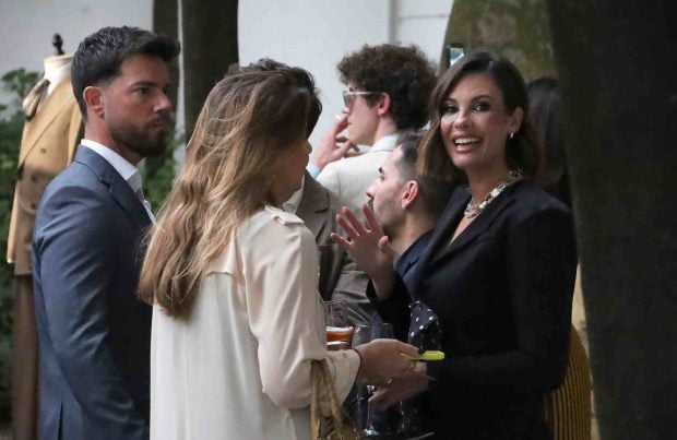 Jessica Bueno junto a varios amigos. (Foto: Europa Press)