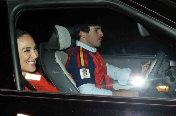 Tamara Falcó e Íñigo Onieva en el interior de un coche. (Foto: Europa Press)