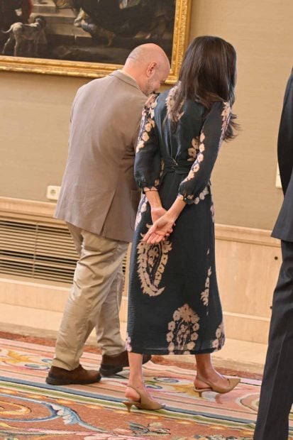 reina letizia look byan vestido