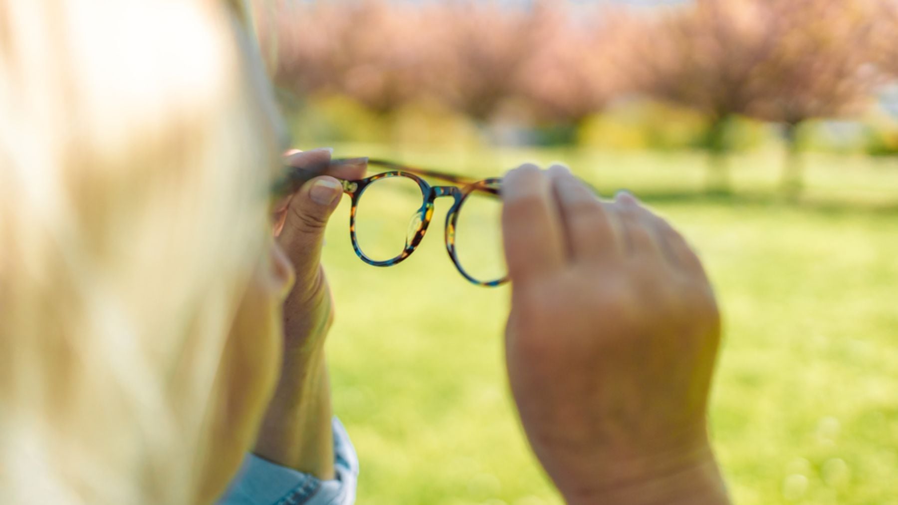 ¿Depender de gafas y lentillas en verano?: éstas son las recomendaciones de los expertos