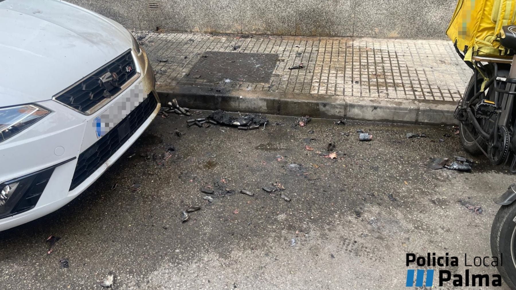Alarma en Palma al estallar la batería de la bicicleta eléctrica de un repartidor en una calle de Son Gotleu