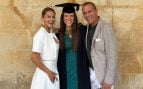 Mónica Hoyos y Carlos Lozano en ña graduación de Luna. (Foto: Redes Sociales)