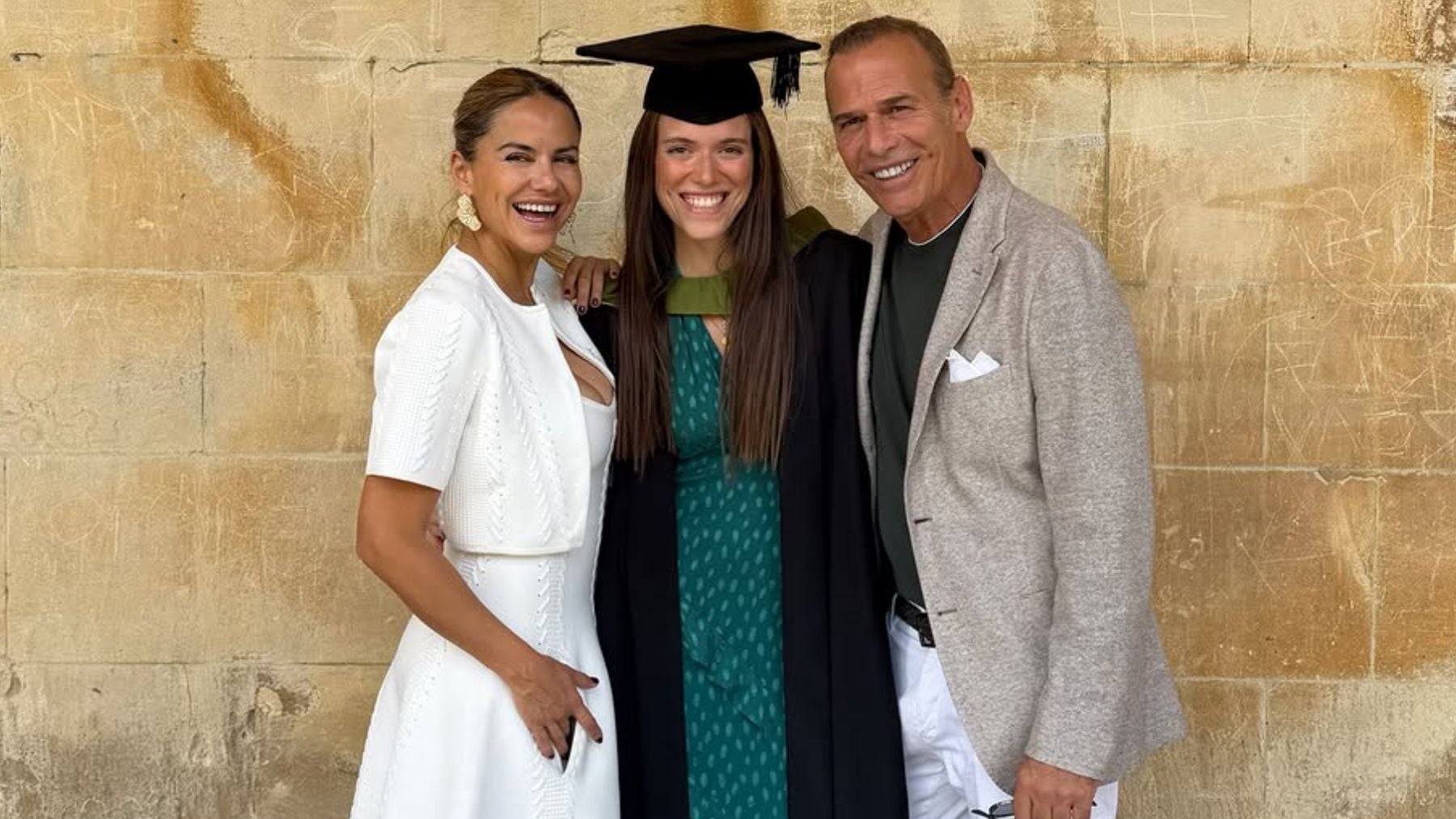 Mónica Hoyos y Carlos Lozano en la graduación de Luna. (Foto: Redes Sociales)