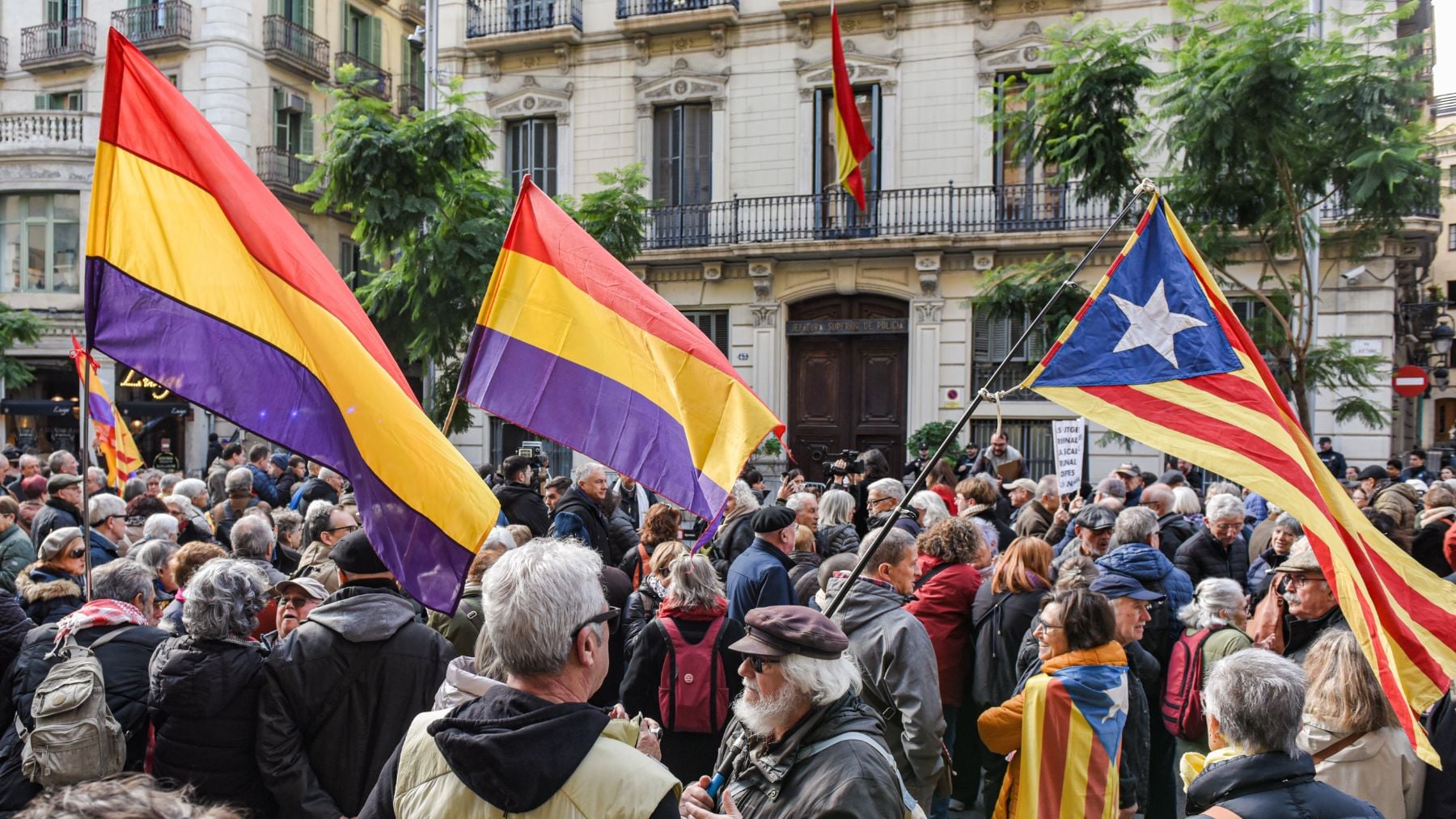 El Gobierno se rinde al secesionismo: la sede de la Policía en Barcelona declarada lugar de represión franquista