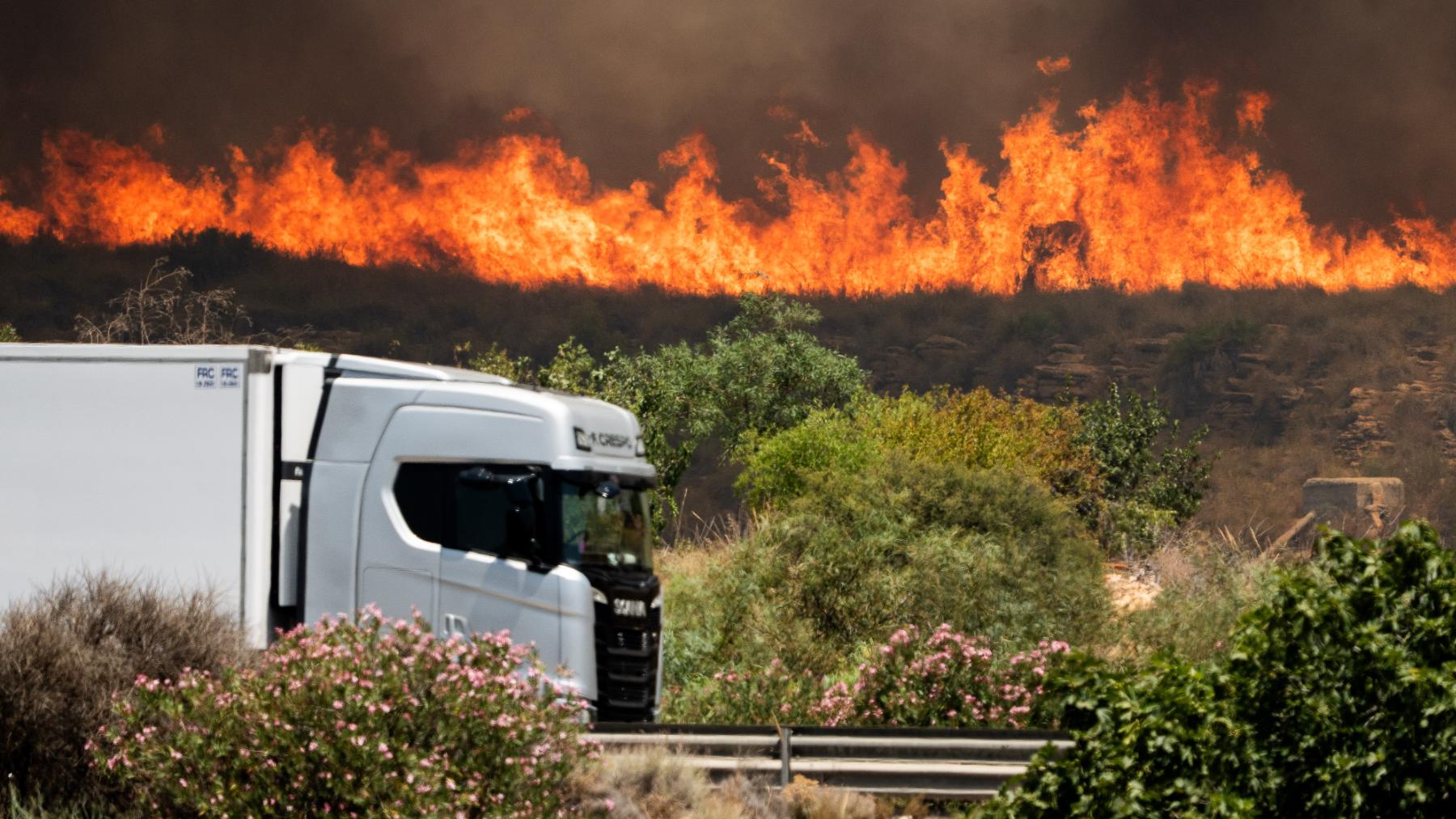 Un camión circula cerca del incendio de Los Gallardos el pasado 10 de julio. (Foto: Francis González / Europa Press).