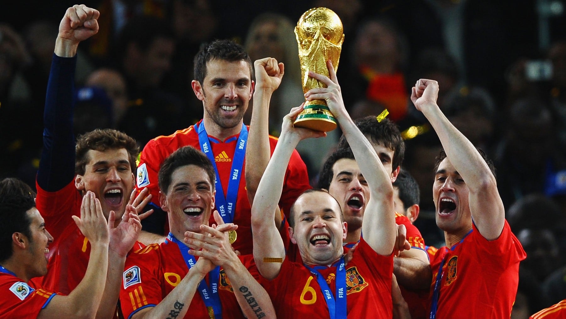 Iniesta levanta la Copa del Mundo que ganó España en 2010. (Getty)