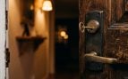 cerrar la puerta con la llave puesta