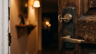 cerrar la puerta con la llave puesta