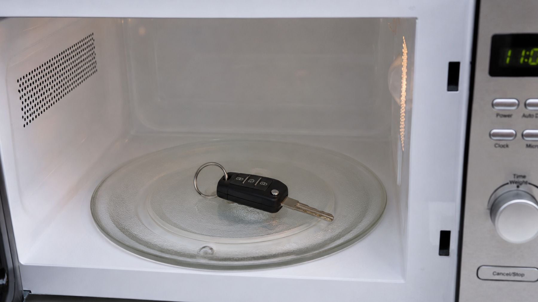 Recreación artística de unas llaves del coche dentro del microondas. Foto: elaboración propia con IA