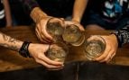 Brindis entre amigos