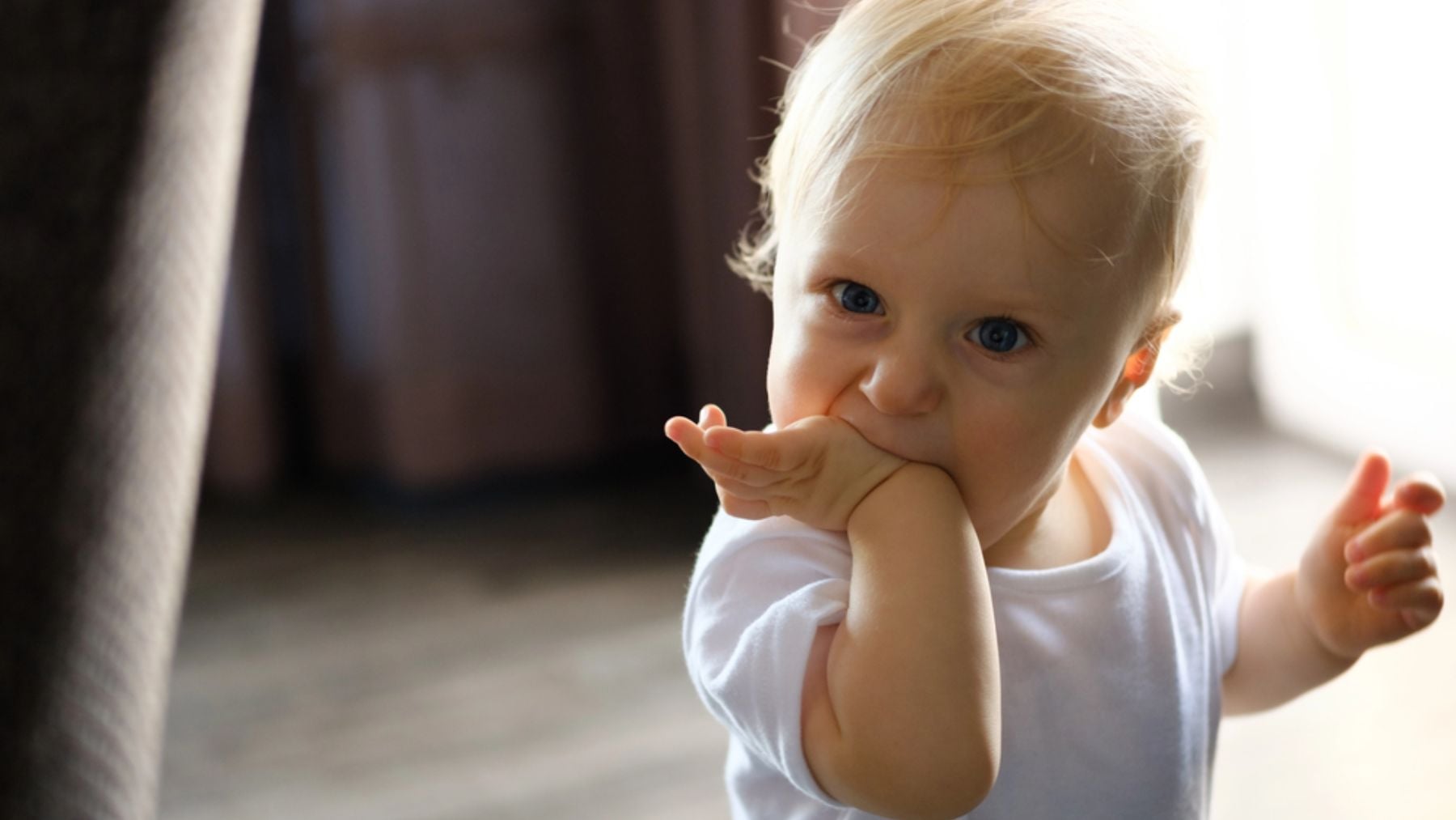 Un niño chupándose el pulgar.