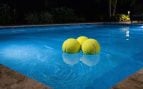 pelotas de tenis a la piscina