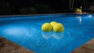 pelotas de tenis a la piscina