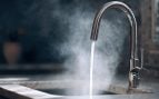 Los fontaneros expertos coinciden: echar agua hirviendo en el fregadero está rompiendo silenciosamente las tuberías