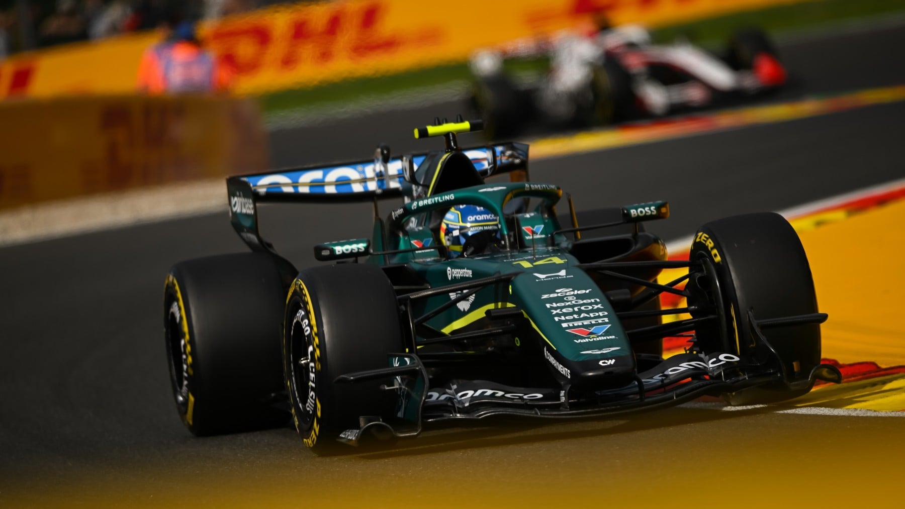 Fernando Alonso es penalizado en el GP de Bélgica y saldrá último, pero con un nuevo AMR26