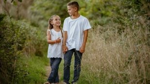 Niños que cuidan de sus hermanos
