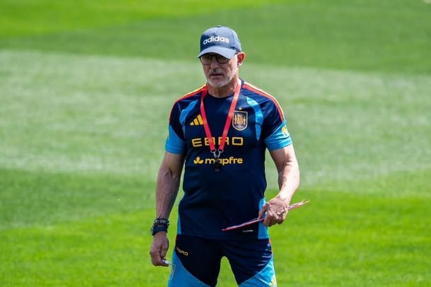 Luis de la Fuente entrenando en el Mundial 2026 con un IWC Azul