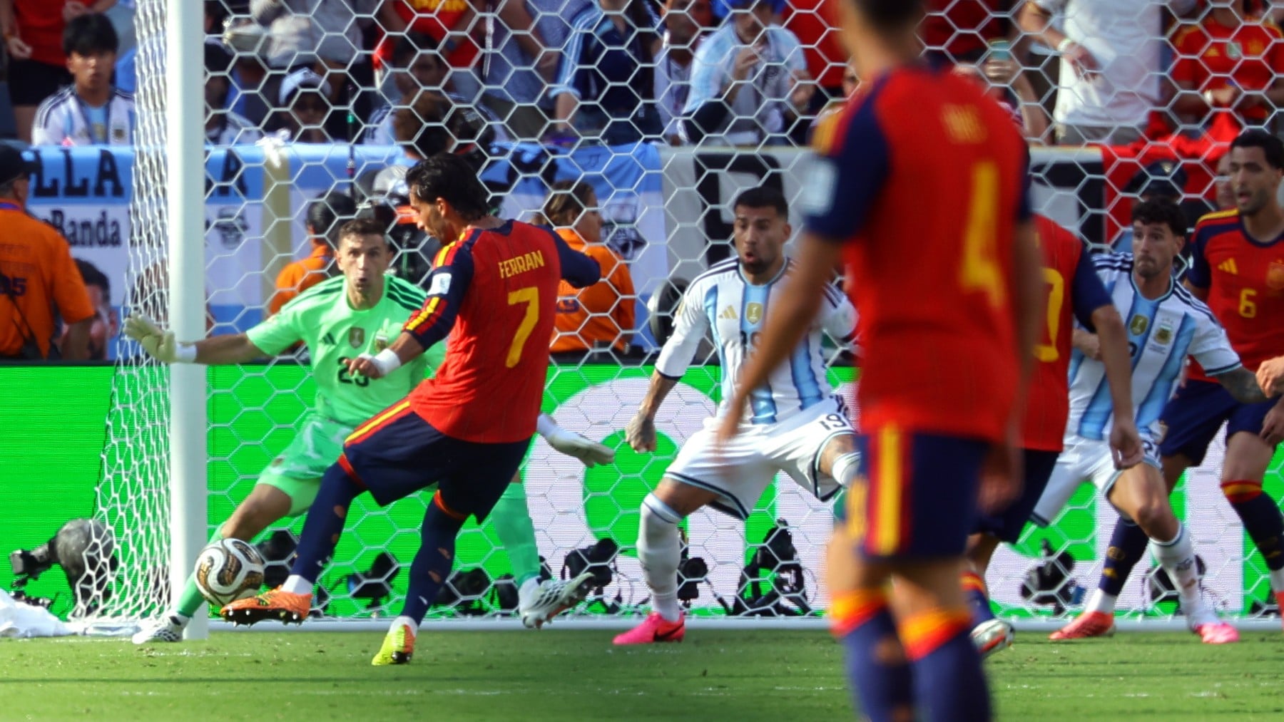 España tuvo que marcar tres goles a Argentina para ganarla en la final: sólo le valió uno y le anularon dos
