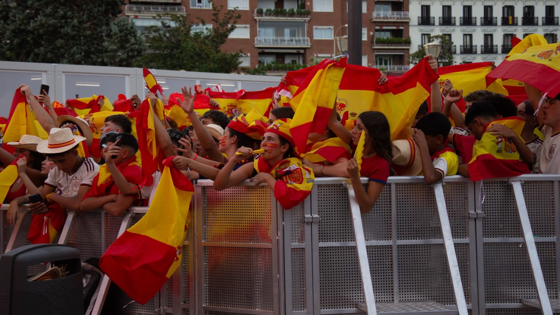 Españoles viendo un partido del Mundial en una pantalla gigante. (Getty)