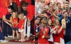 Una imagen para la historia: la Princesa Leonor y la Infanta Sofía repiten la foto con la Copa del Mundo 16 años después