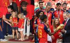 Una imagen para la historia: la Princesa Leonor y la Infanta Sofía repiten la foto con la Copa del Mundo 16 años después