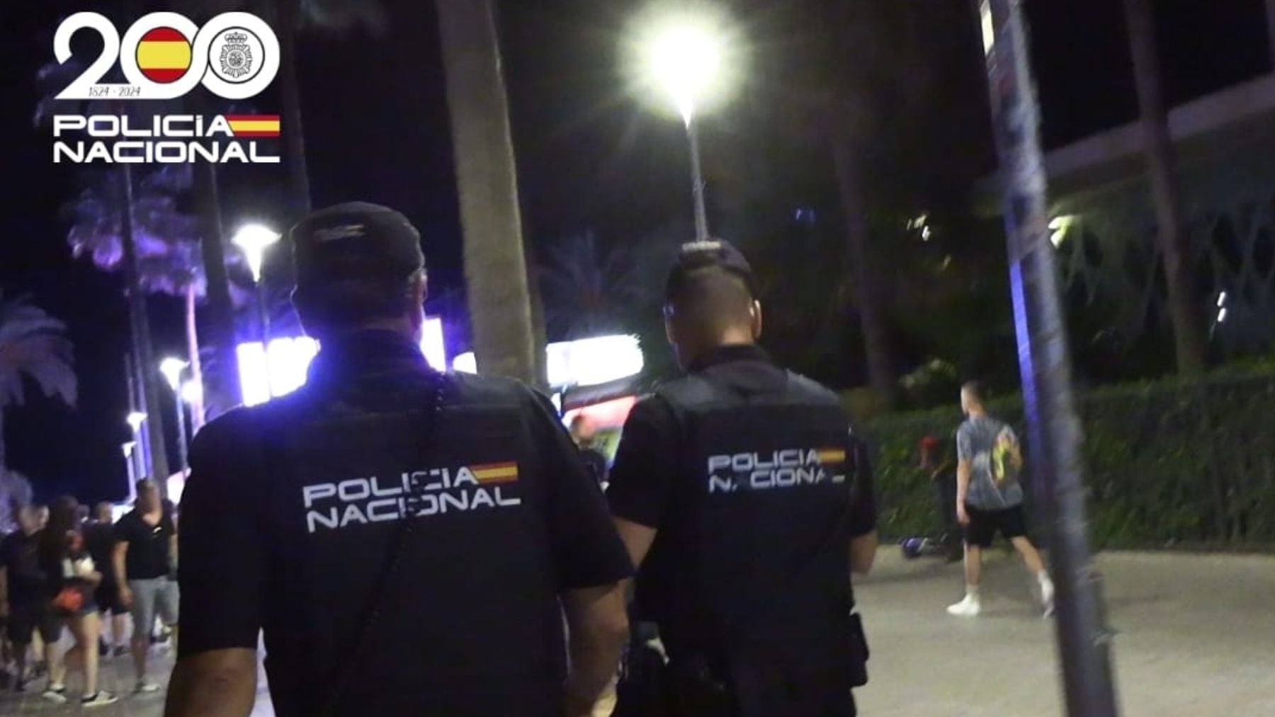 Dos agentes de la Policía Nacional en Playa de Palma.