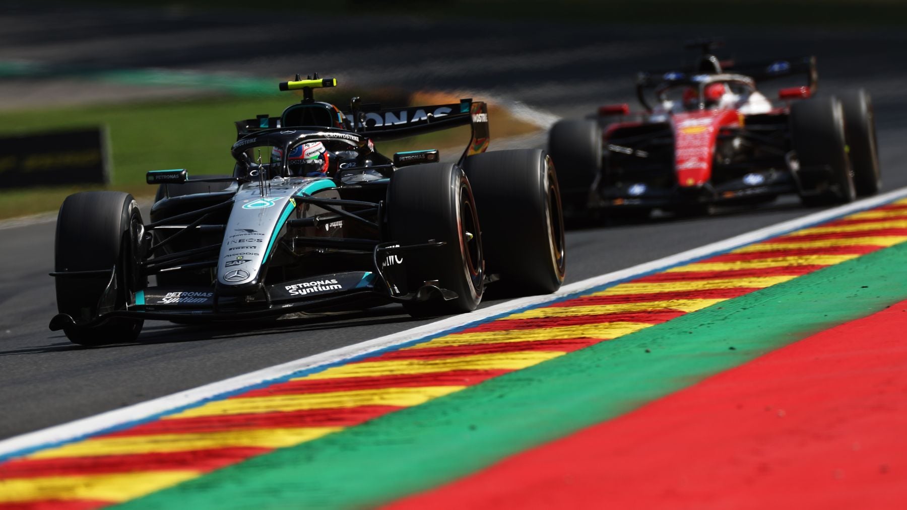 Antonelli funde a Leclerc en Bélgica y vuelve a ganar con Sainz decimosexto y Alonso último