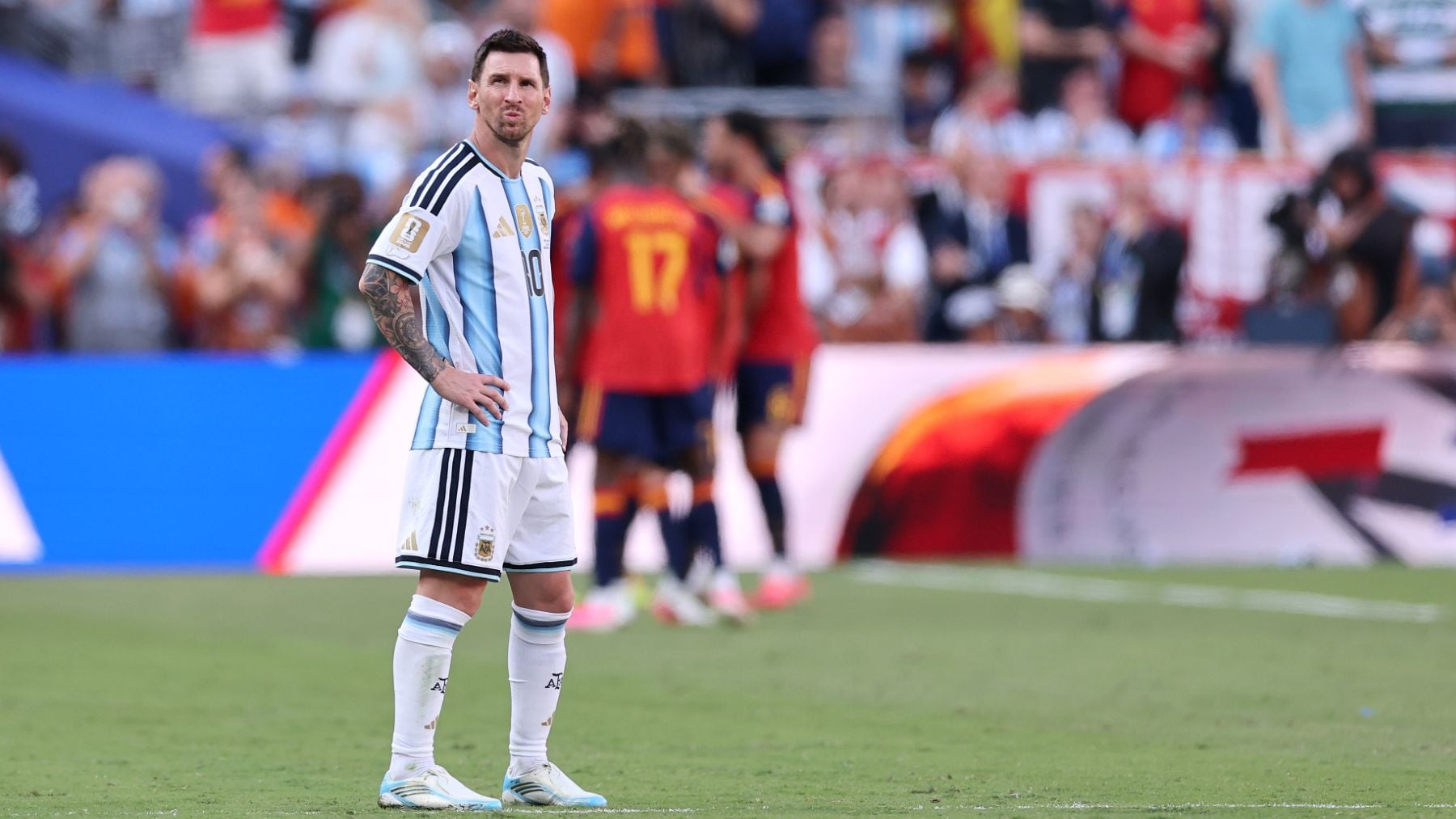 Messi desaparece en el hundimiento de Argentina