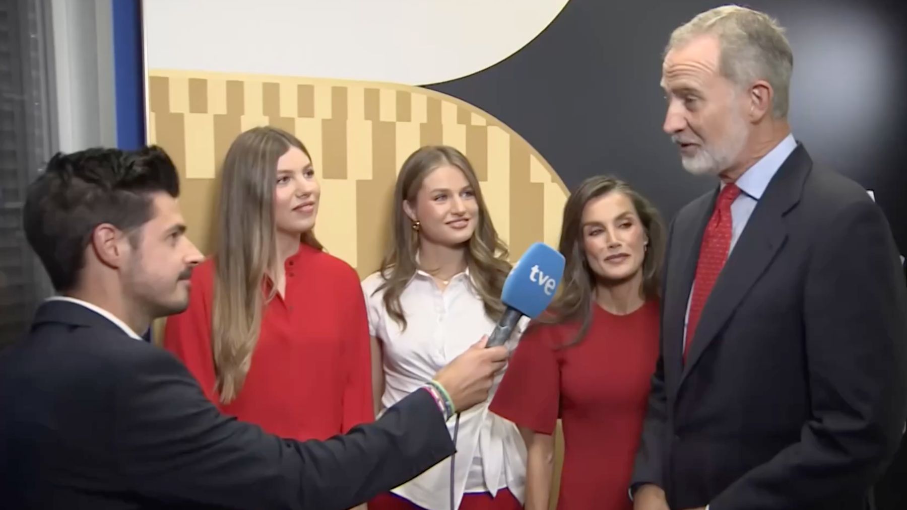TVE corta la entrevista al Rey y a la Familia Real después de haber hablado dos veces con Sánchez
