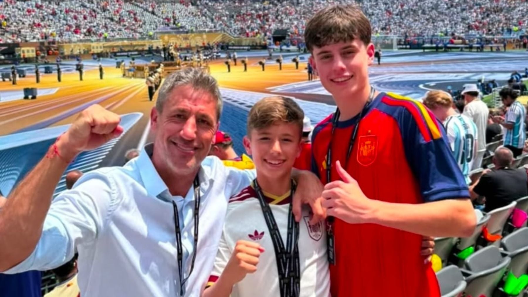 Capdevila ya está en el estadio junto a sus hijos. (Joan Capdevila)
