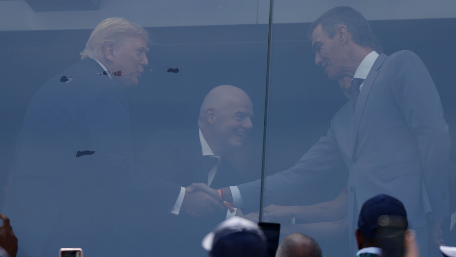 Sánchez se acerca sonriente a hacerse la foto saludando a Trump ante la presencia de Infantino y los Reyes de España