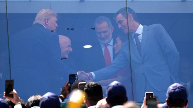 Rey Felipe VI, testigo del saludo entre Trump y Sánchez