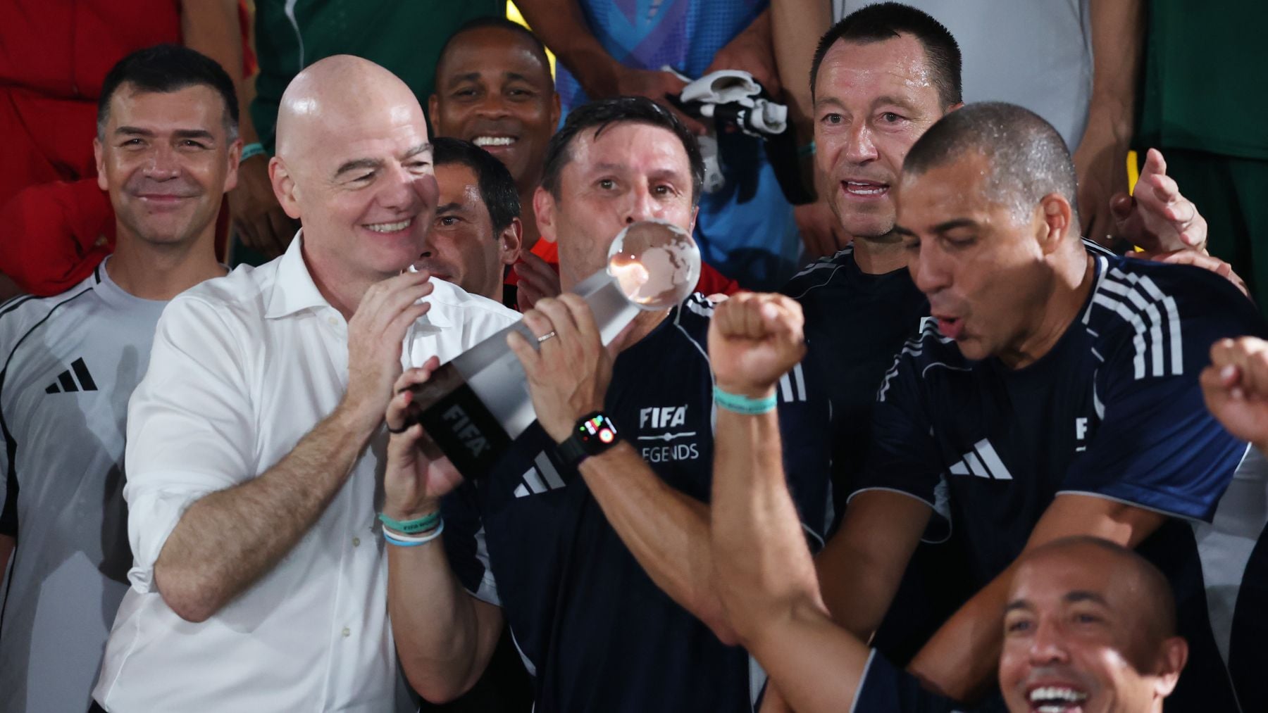 Infantino, desatado: celebra la victoria de las leyendas en el Mundial… ¡con los jugadores argentinos!