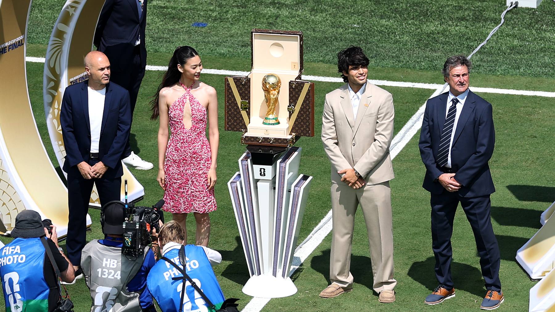 ¡Sorpresa en la final del Mundial! Alcaraz e Iniesta presentan la Copa en el terreno de juego antes de la final