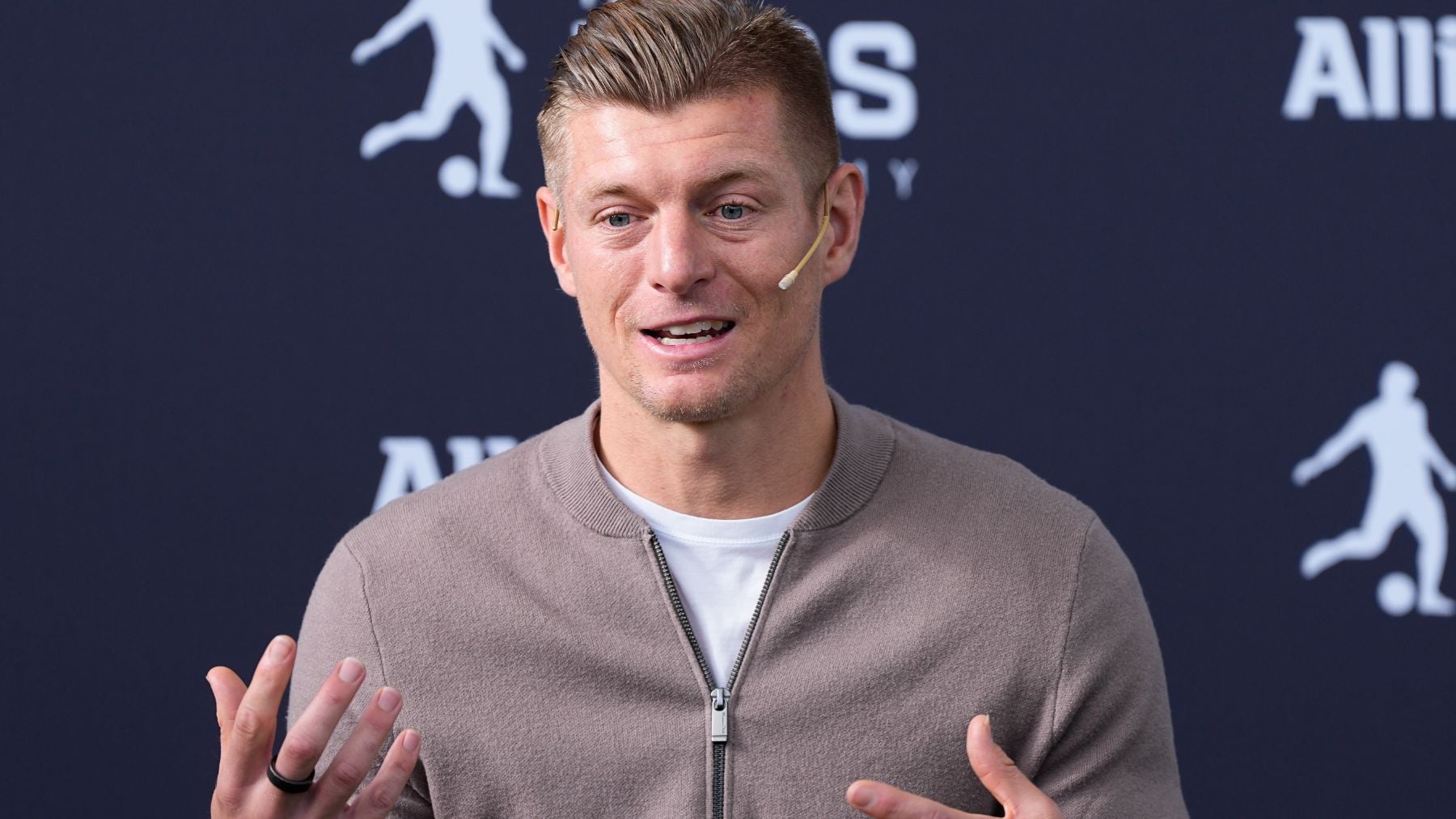 Toni Kroos, durante un acto en su academia. (Getty)