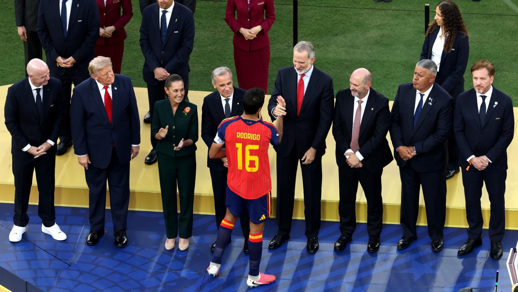 Pedro Sánchez se queda sin foto en el podio del Mundial: la FIFA le apartó de la ceremonia