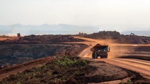 Camión en mina a cielo abierto. Zona de minería. Foto: Freepik / wirestock