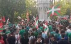 Batalla campal en Bilbao: los bilduetarras echan a botellazos a los aficionados que quieren ver la final del Mundial