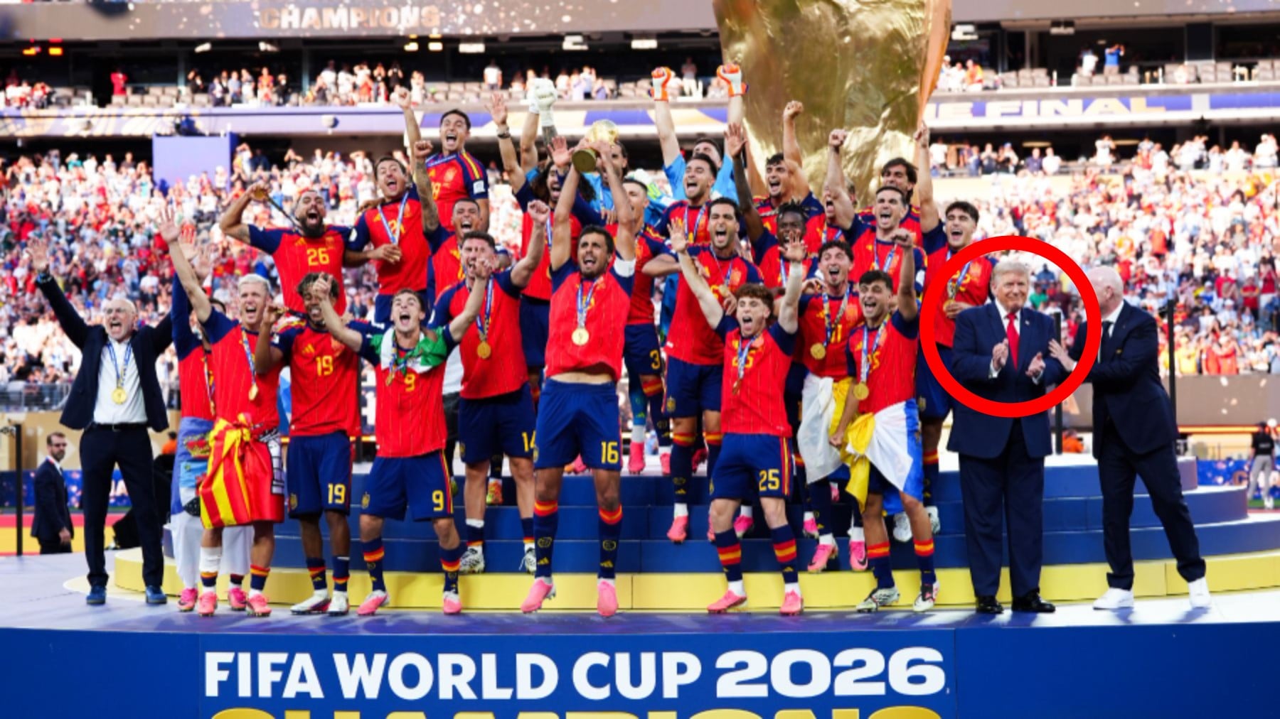 El show de Trump en la final: se cuela en la foto de los campeones, Infantino le pide que salga y le ignora