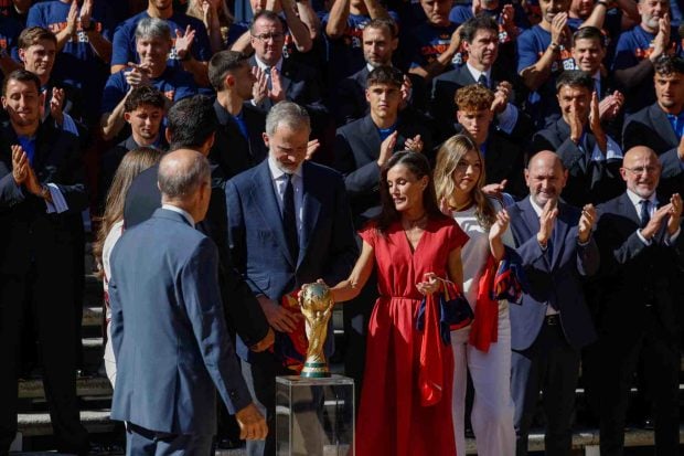 La Familia Real recibe a los campeones del Mundial. (Foto: EFE)