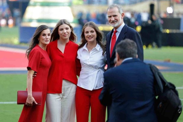 Los Reyes Felipe y Letizia junto a la princesa Leonor y la infanta Sofía. (Foto: COOL)