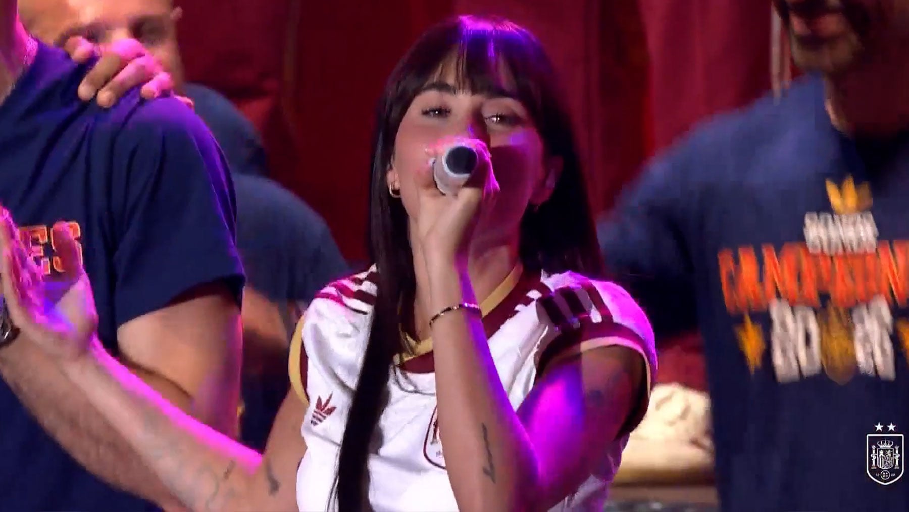 España es la superestrella: Aitana pone el broche a la celebración en Cibeles junto a los jugadores