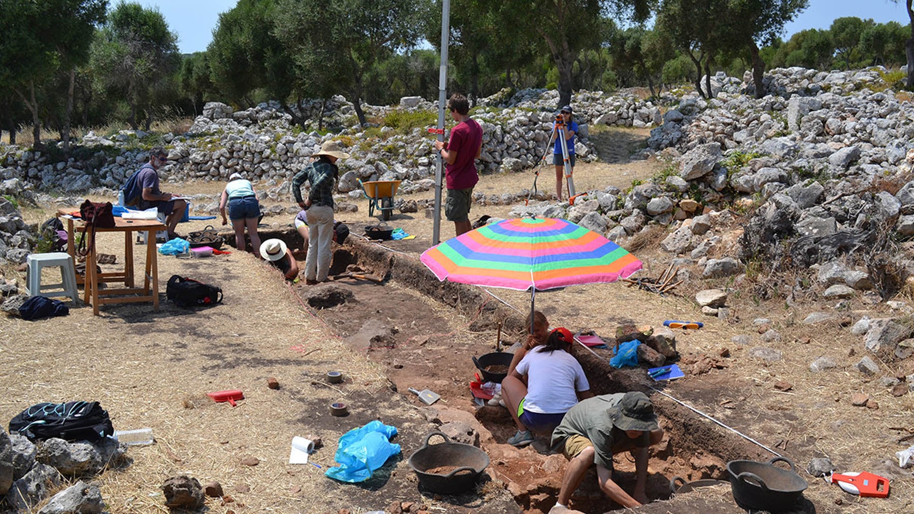 Arqueólogos trabajando en el poblado talayótico Torre d’en Galmés. Foto: Menorca Archaeological Project.