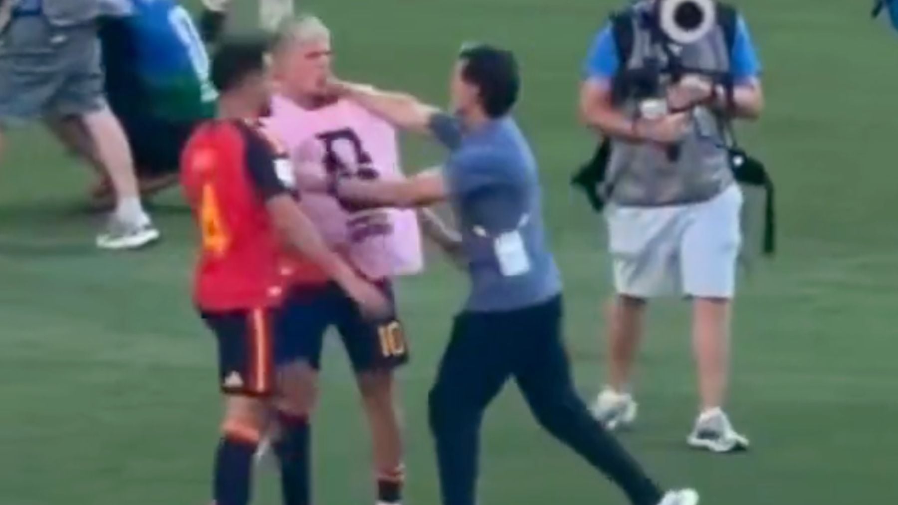 Hasta el cuerpo técnico de Argentina agredió a España: el nº 2 de Scaloni propinó un puñetazo a Dani Olmo