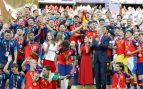 Los Reyes Felipe y Letizia junto a sus hijas y los jugadores de la Selección española. (Foto: EFE)