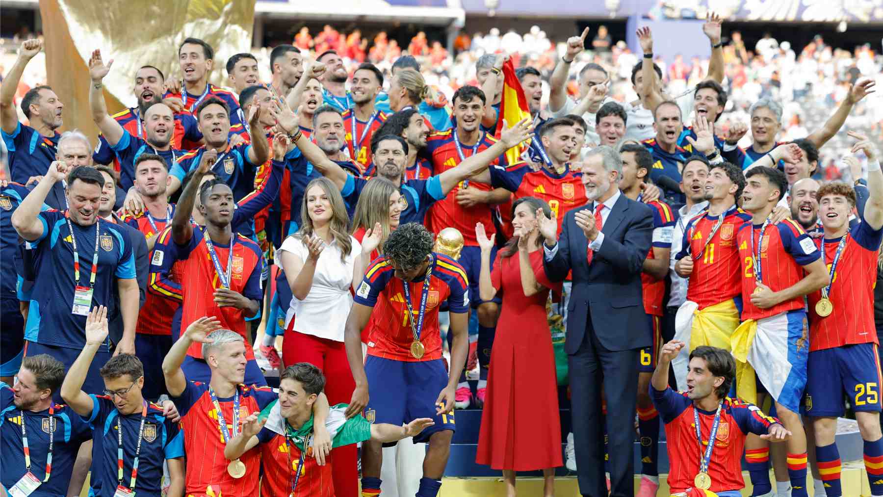 Los Reyes Felipe y Letizia junto a sus hijas y los jugadores de la Selección española. (Foto: EFE)